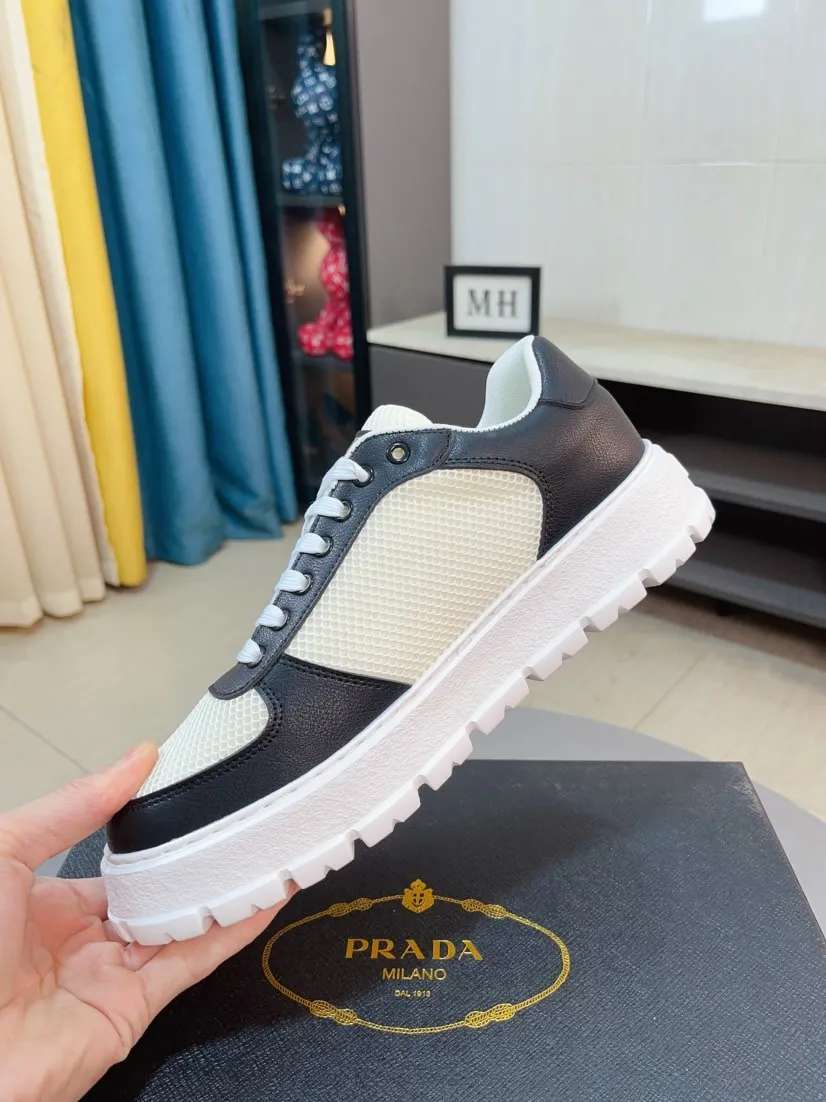 Men's shoes 💰440🌹🌹Prada 〈prada〉 luxury and fashionable high-end products ✊🔥The perfect last shape and top-notch handcrafting make this shoe immediately create a strong aristocratic atmosphere. Imported first-layer cowhide with brogue carving crafts💋Genuine leather lining🎶Rubber combination outsole specially imported from France for leather shoes😍Color: Mysterious Black☕️Size 38～44